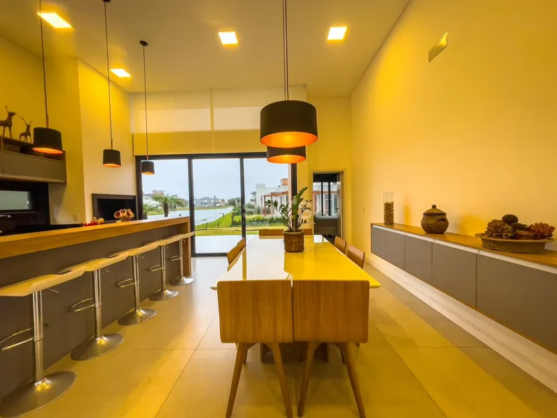 Linda casa com vista para o lago no condomínio Riviera: 7ª foto da galeria de imagens do imóvel