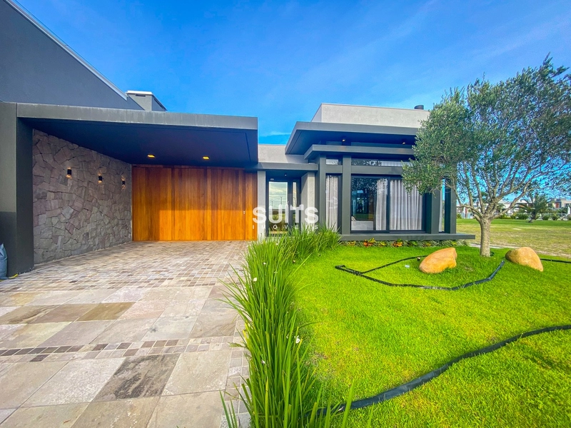 Excelente casa térrea à venda no condomínio Riviera em Xangri-lá: 2ª foto da galeria de imagens do imóvel