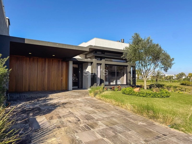 Excelente casa térrea à venda no condomínio Riviera em Xangri-lá: 1ª foto da galeria de imagens do imóvel