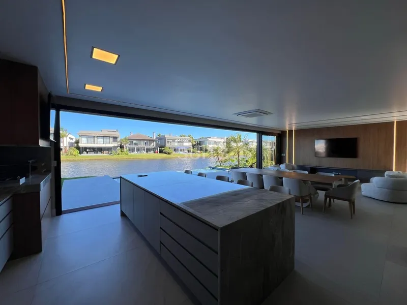 Mansão beira lago com padrão AAA no condomínio Enseada: 10ª foto da galeria de imagens do imóvel