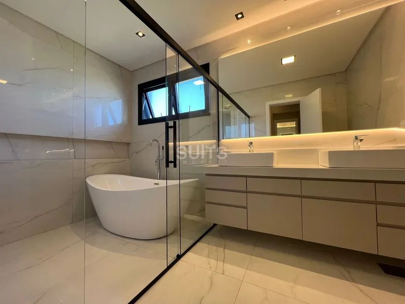 Mansão beira lago com padrão AAA no condomínio Enseada: 23ª foto da galeria de imagens do imóvel