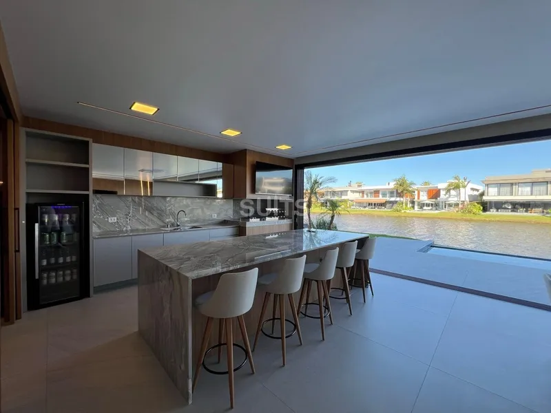 Mansão beira lago com padrão AAA no condomínio Enseada: 7ª foto da galeria de imagens do imóvel