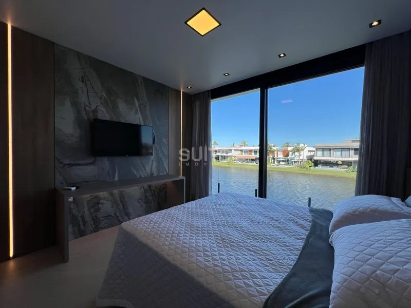 Mansão beira lago com padrão AAA no condomínio Enseada: 18ª foto da galeria de imagens do imóvel