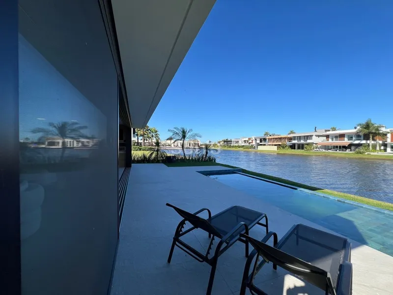 Mansão beira lago com padrão AAA no condomínio Enseada: 37ª foto da galeria de imagens do imóvel