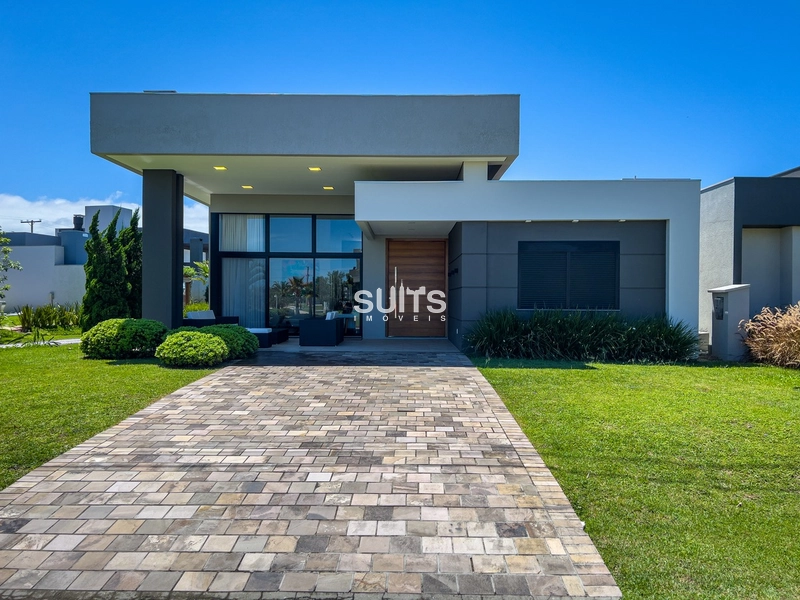 Excelente casa de esquina com fundos para área verde no cond. Riviera: 1ª foto da galeria de imagens do imóvel