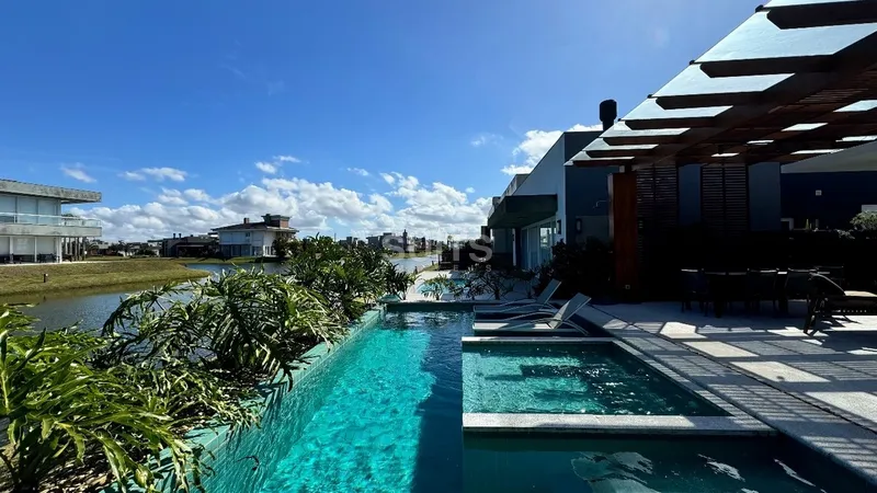 Excelente Casa Beira Lago com Piscina no Condomínio Riviera: 3ª foto da galeria de imagens do imóvel