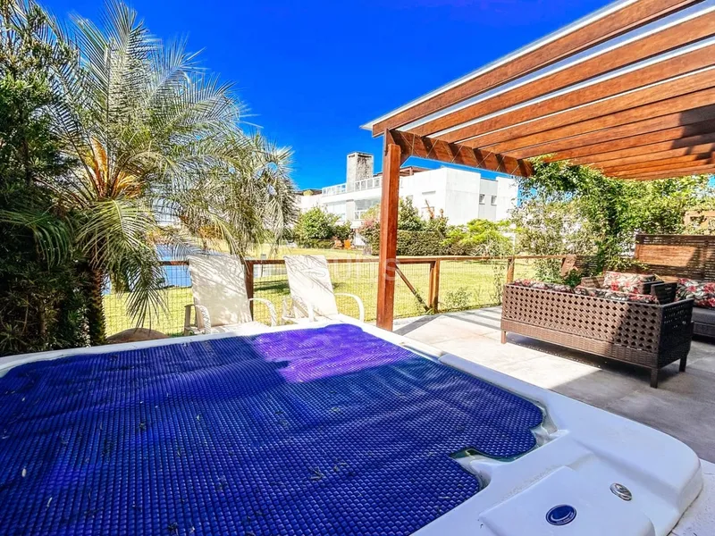 Lindo giardino beira lago no condomínio Rossi em Atlântida: 42ª foto da galeria de imagens do imóvel