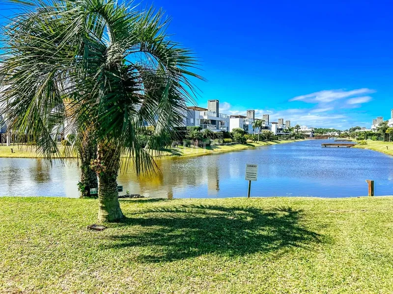 Lindo giardino beira lago no condomínio Rossi em Atlântida: 45ª foto da galeria de imagens do imóvel
