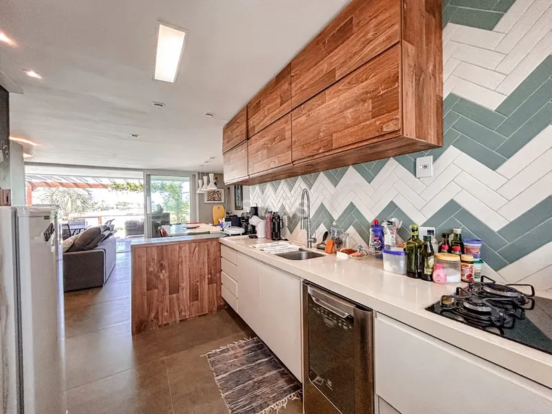 Lindo giardino beira lago no condomínio Rossi em Atlântida: 9ª foto da galeria de imagens do imóvel