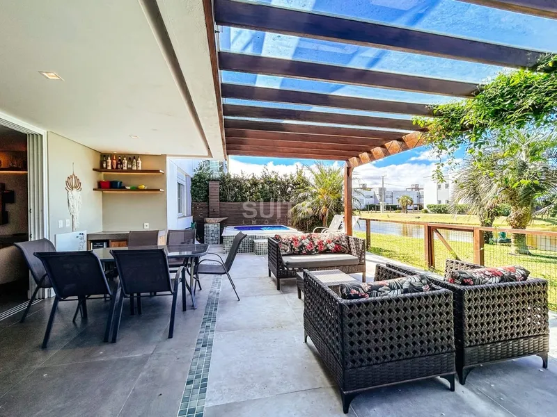 Lindo giardino beira lago no condomínio Rossi em Atlântida: 37ª foto da galeria de imagens do imóvel