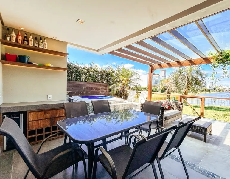 Lindo giardino beira lago no condomínio Rossi em Atlântida: 36ª foto da galeria de imagens do imóvel