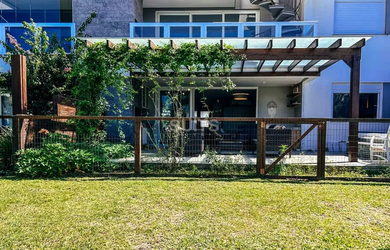 Lindo giardino beira lago no condomínio Rossi em Atlântida: 46ª foto da galeria de imagens do imóvel