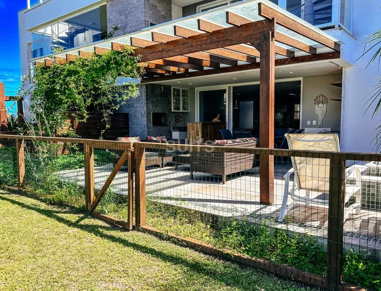 Lindo giardino beira lago no condomínio Rossi em Atlântida: 47ª foto da galeria de imagens do imóvel