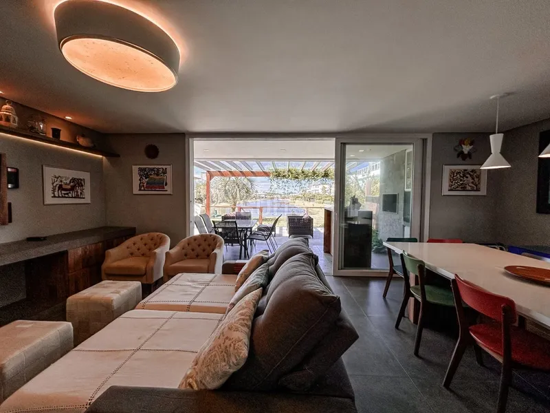 Lindo giardino beira lago no condomínio Rossi em Atlântida: 4ª foto da galeria de imagens do imóvel