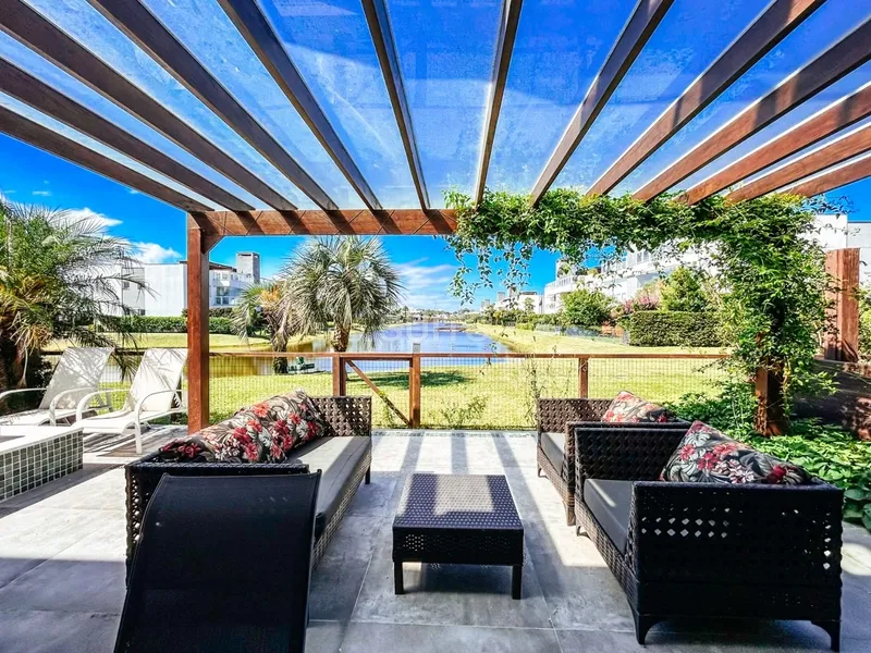 Lindo giardino beira lago no condomínio Rossi em Atlântida: 38ª foto da galeria de imagens do imóvel