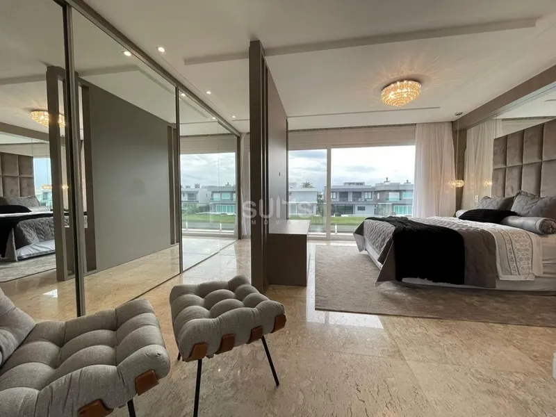 Sobrado com muita sofisticação na beira do lago no cond. Enseada: 24ª foto da galeria de imagens do imóvel