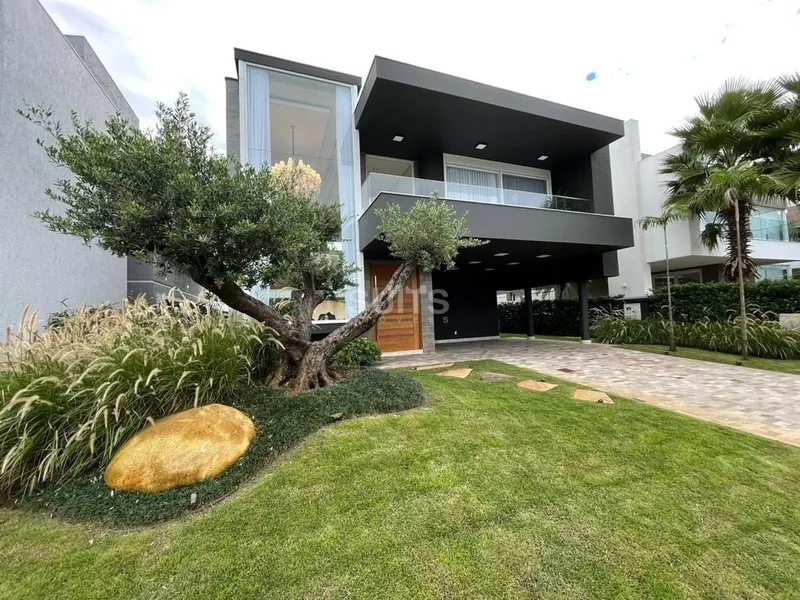 Sobrado com muita sofisticação na beira do lago no cond. Enseada: 2ª foto da galeria de imagens do imóvel