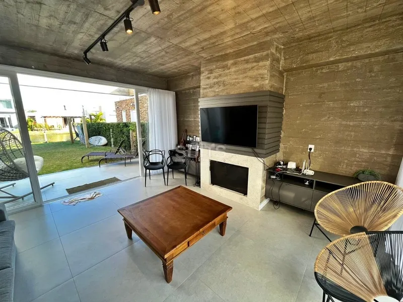 Excelente sobrado beira lago no Condomínio Riviera: 3ª foto da galeria de imagens do imóvel