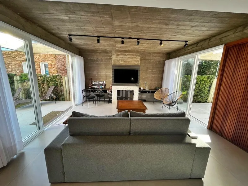 Excelente sobrado beira lago no Condomínio Riviera: 4ª foto da galeria de imagens do imóvel