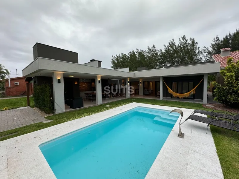 Excelente casa com 02 terrenos próxima do mar no centro de Xangri-Lá: 1ª foto da galeria de imagens do imóvel