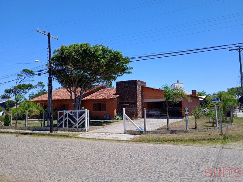 Ótima casa de esquina à venda na praia de Atlântida em Xangri-Lá: 4ª foto da galeria de imagens do imóvel