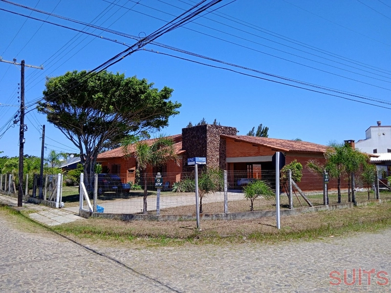 Ótima casa de esquina à venda na praia de Atlântida em Xangri-Lá: 1ª foto da galeria de imagens do imóvel