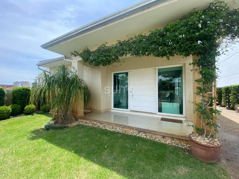 Excelente casa à venda no centro de Xangri-Lá: 2ª foto da galeria de imagens do imóvel