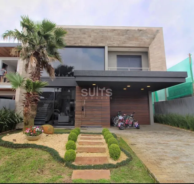 Lindo sobrado beira lago no condomínio Blue: 2ª foto da galeria de imagens do imóvel