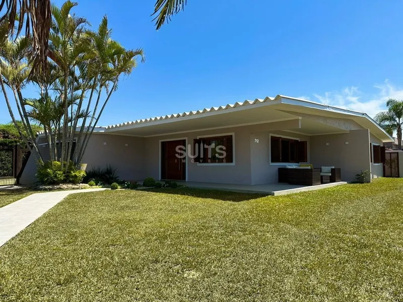 Linda Casa de esquina na praia de Atlântida: 3ª foto da galeria de imagens do imóvel