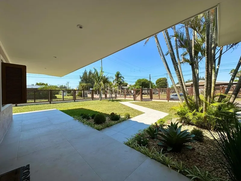 Linda Casa de esquina na praia de Atlântida: 2ª foto da galeria de imagens do imóvel