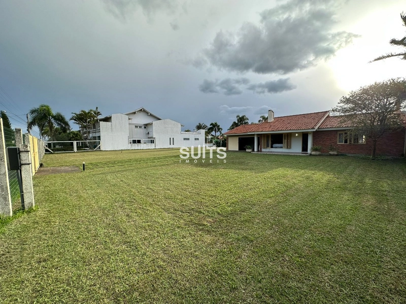 EXCELENTE CASA COM DOIS TERRENOS: 3ª foto da galeria de imagens do imóvel