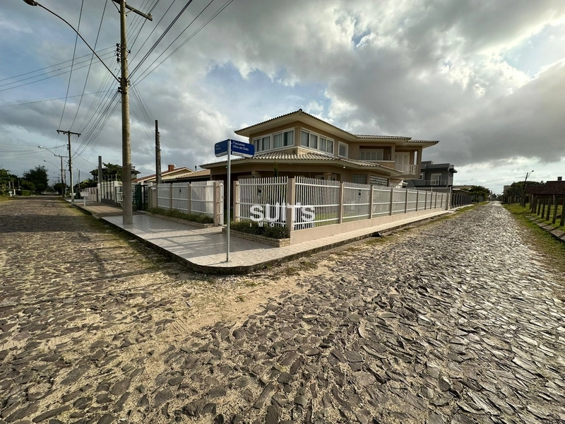 Excelente Sobrado á poucos metros do mar em Rainha do mar: 1ª foto da galeria de imagens do imóvel