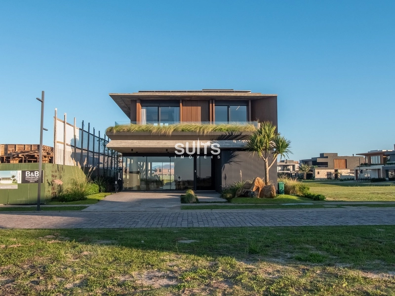 Belíssimo sobrado à venda no condomínio Los Cobos em Xangri-lá: 1ª foto da galeria de imagens do imóvel