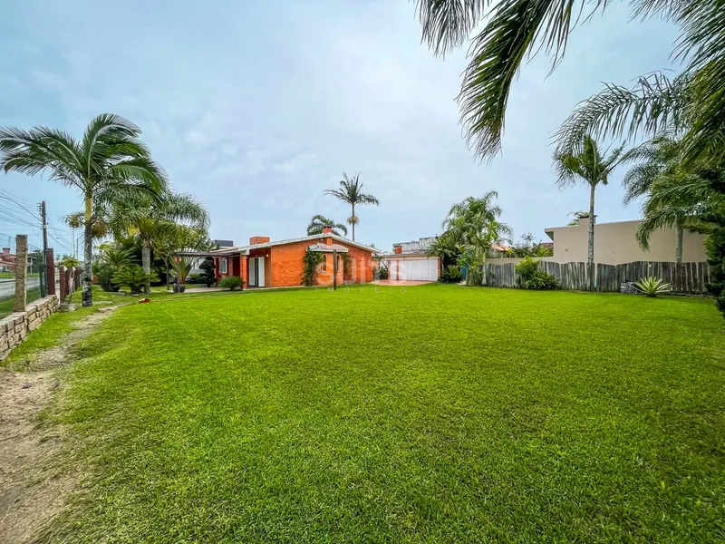 Ótima casa com 02 terrenos à venda na praia de Atlântida: 1ª foto da galeria de imagens do imóvel