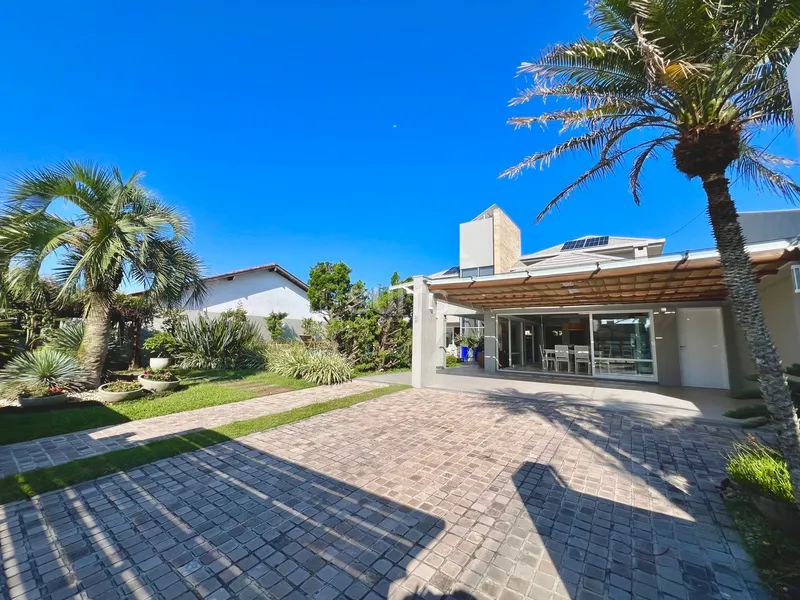 Incrível sobrado junto ao mar na praia de Atlântida: 1ª foto da galeria de imagens do imóvel