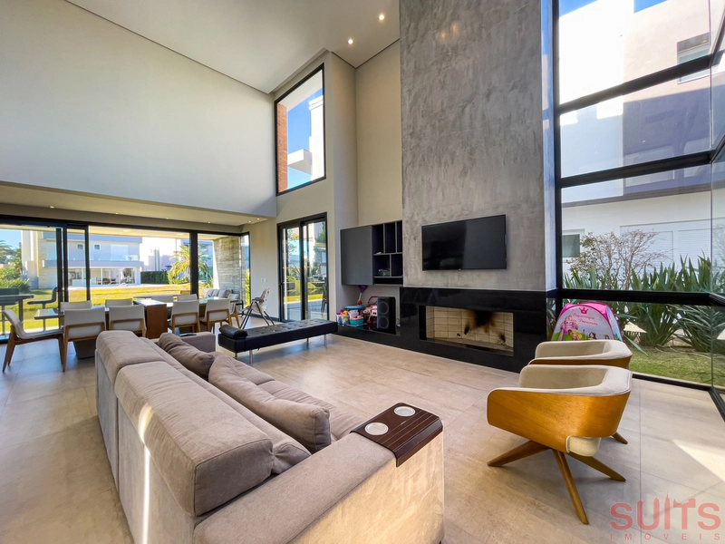 Lindo sobrado beira lago à venda no condomínio Malibu: 3ª foto da galeria de imagens do imóvel