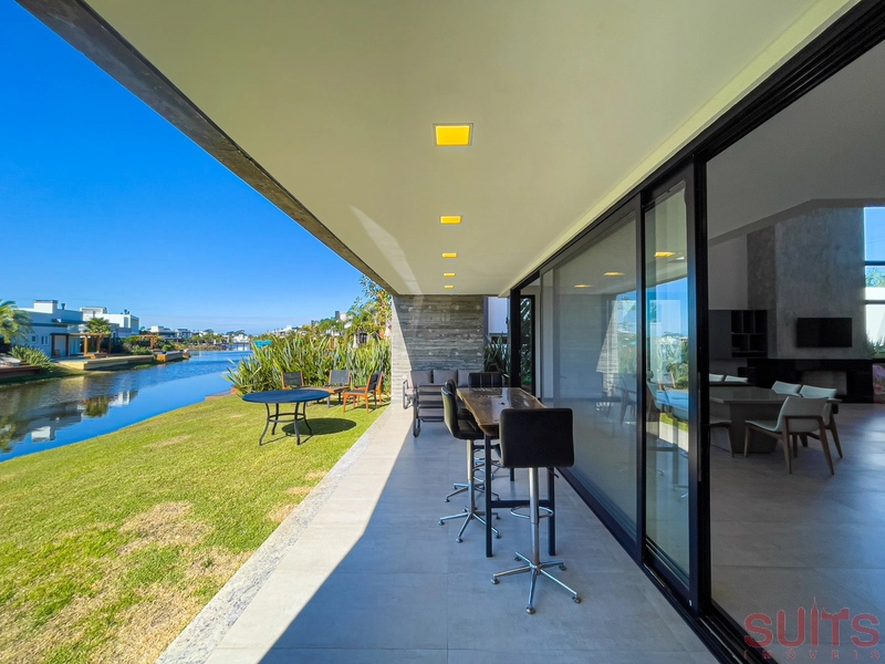 Lindo sobrado beira lago à venda no condomínio Malibu: 14ª foto da galeria de imagens do imóvel