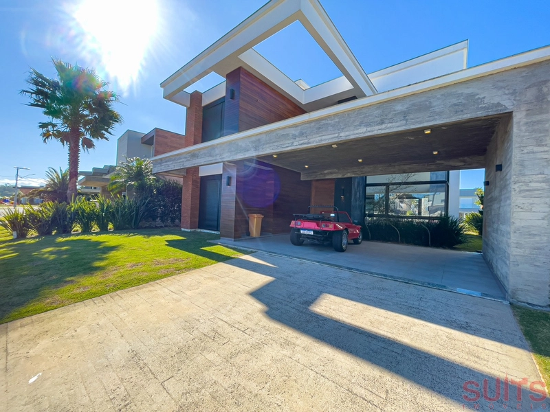 Lindo sobrado beira lago à venda no condomínio Malibu: 2ª foto da galeria de imagens do imóvel