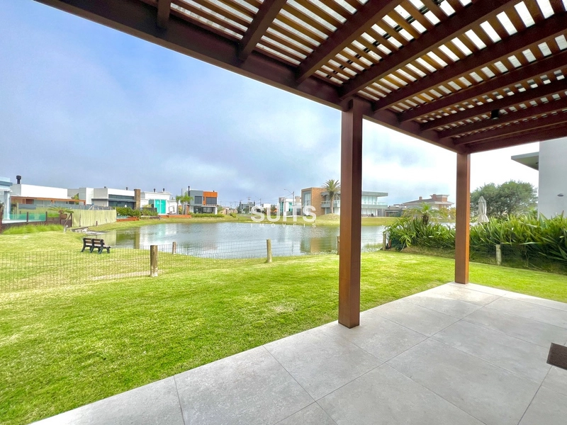 Ótima casa com fundos para o lago no condomínio Riviera: 8ª foto da galeria de imagens do imóvel