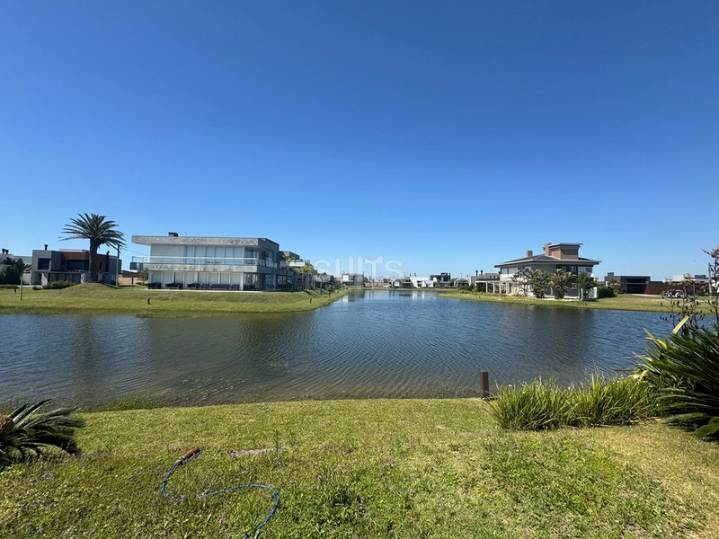 Lindo imóvel beira lago no condomínio Riviera: 13ª foto da galeria de imagens do imóvel