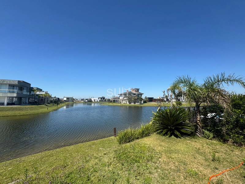 Lindo imóvel beira lago no condomínio Riviera: 15ª foto da galeria de imagens do imóvel