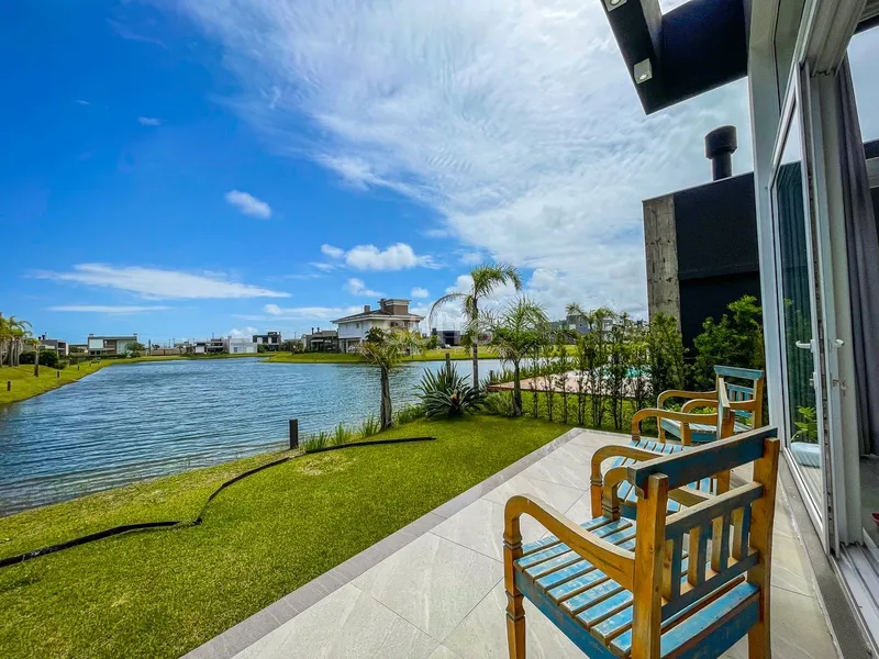 Lindo imóvel beira lago no condomínio Riviera: 3ª foto da galeria de imagens do imóvel