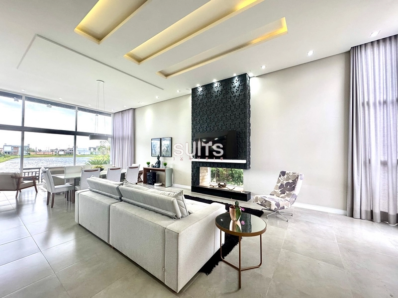 Lindo imóvel beira lago no condomínio Riviera: 2ª foto da galeria de imagens do imóvel