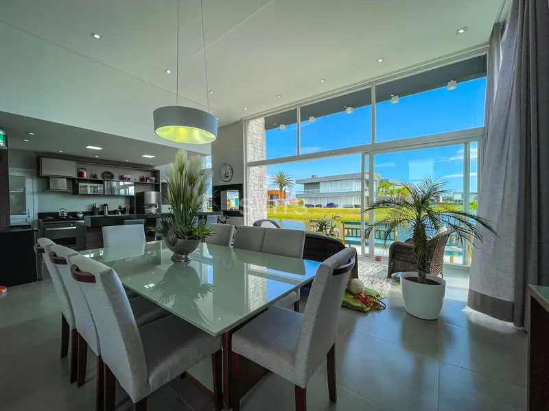 Lindo imóvel beira lago no condomínio Riviera: 6ª foto da galeria de imagens do imóvel