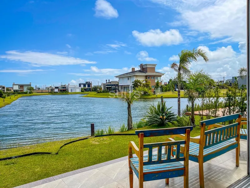 Lindo imóvel beira lago no condomínio Riviera: 2ª foto da galeria de imagens do imóvel