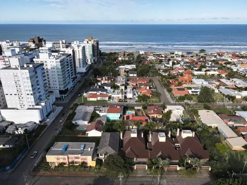 Sobrado em excelente localização na praia de Atlântida: 1ª foto da galeria de imagens do imóvel