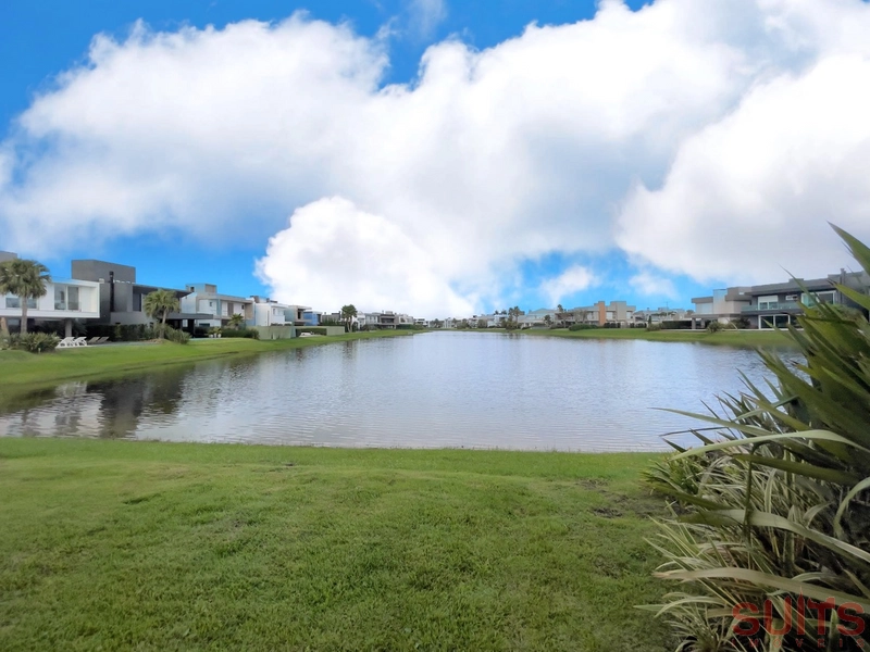 Lindo sobrado beira-lago no Condomínio Enseada: 22ª foto da galeria de imagens do imóvel