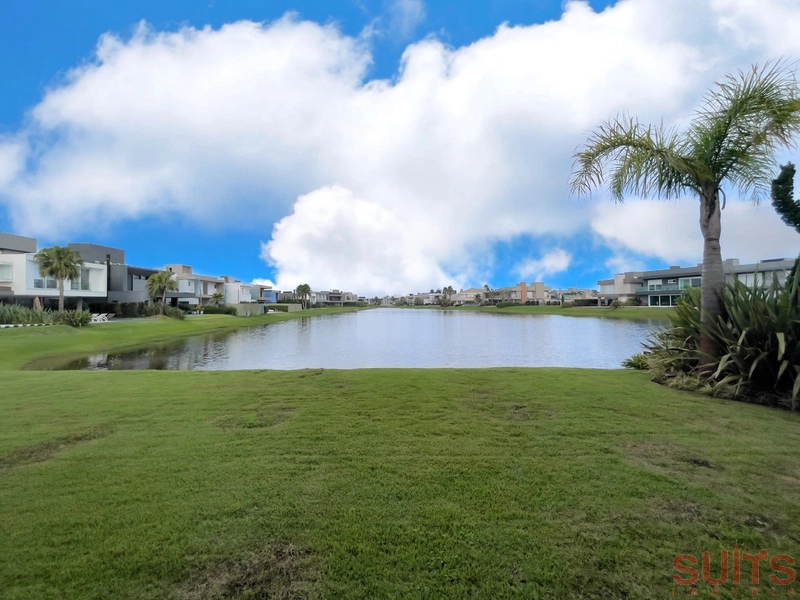 Lindo sobrado beira-lago no Condomínio Enseada: 23ª foto da galeria de imagens do imóvel