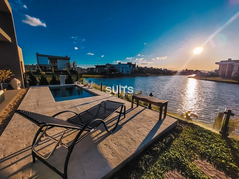 Casa mobiliada e decorada na beira do lago no condomínio Riviera: 1ª foto da galeria de imagens do imóvel