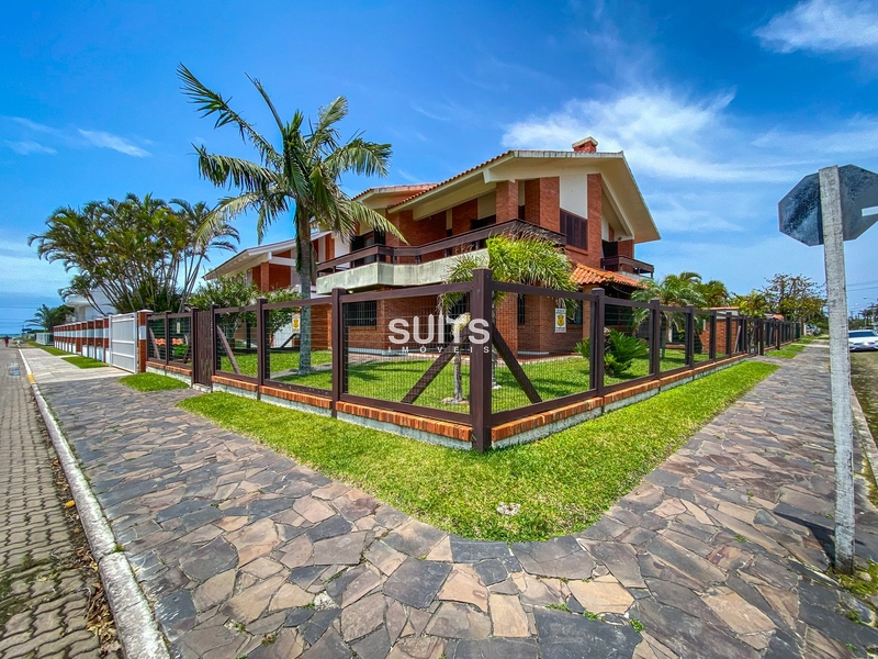 Excelente sobrado de esquina próximo ao mar no Centro de Xangri-Lá: 1ª foto da galeria de imagens do imóvel